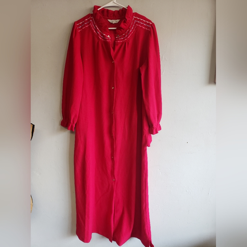 Women's large vintage robe house dress snap up buttons ruffled hem dark pink